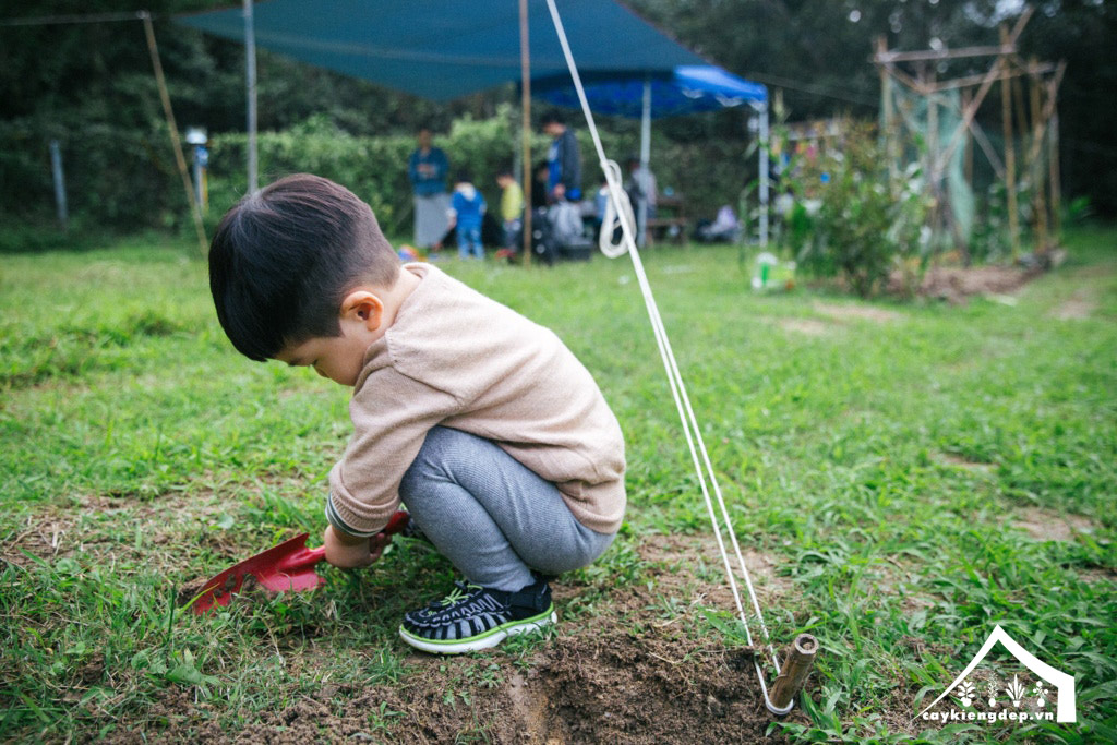 cha-mẹ-làm-vườn-cùng-con